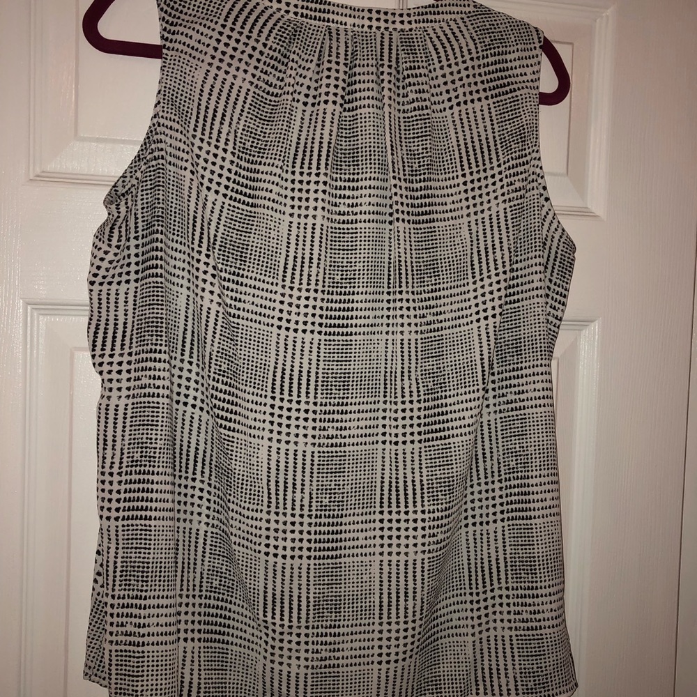 Black and white short sleeve tank